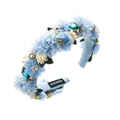 Detalle de diadema azul hecha a mano con diamantes, flores de gasa y perlas finas - Azul
