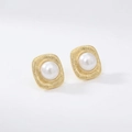 Vintage style square gold earrings with textured finish and large center pearl - E6502