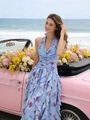 Lichtblauwe mouwloze halterjurk met bloemenprint en ruches voor strandvakanties - S / Blauw