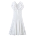 Nahaufnahme eines weißen Midi-Kleids mit plissiertem Tüllstoff und elegantem Schleifendetail - XS / Weiß