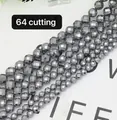 Makro-Detail von 64-seitig facettierten Terahertz-Perlen in metallischem Dunkelgrau - Terahertz 64 Facetten / 2mm pro Strang (ca. 190 Stück)