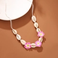 Collar bohemio de conchas con flores de plumeria rosa para vacaciones en la playa - Collar de Concha Rosa (QNN0018)