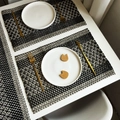 Macro detail van de zwart-wit geweven placemat met moderne Scandinavische texturen - Kant-look Beige & Zwart Geweven
