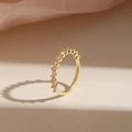 Détail macro d'une bague empilable dorée minimaliste sertie de zircons cubiques brillants - Taille 5 / Style Pavé Complet Multi-Pierres (JZ-485) / Or