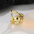 Böhmisches stapelbares Goldring-Set mit schwarzem Stein auf ästhetischem Steinhintergrund - 3-In-1 Böser Blick Set / Einstellbar Offen / Gold