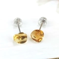 Orecchini a perno irregolari in resina ambra con perni in argento e chiusure in silicone - Stile 1 Ambra Perno in Argento Sterling 925