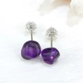 Dettaglio di orecchini in ametista viola irregolare con perni in argento e silicone - Stile 2 Ametista Perno in Argento Sterling 925
