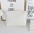 Detailopname van witte gewatteerde make-uptas met delicate kleine bloemmotieven - Witte Bloemen Clutch Tas