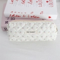 Detailopname van gewatteerde cosmetische tas met bloemen en MAY RABBIT-label - Witte Bloemen Pen Zak
