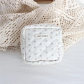 Detailopname van een gewatteerde bloemen make-up tas met May Rabbit label op kant - Witte Bloemen Kleine Vierkante Tas