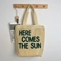 Bolso tote de paja con bordado verde Here Comes The Sun en tejido de color marfil tejido - Beige