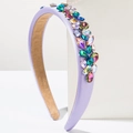 Dettaglio del cerchietto in spugna lavanda con cristalli multicolore e strass brillanti - Viola