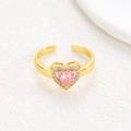 Détail de la bague ajustable en or avec zircon cœur rose et halo de cristaux étincelants - Or - Zircon Rose (NO.2)