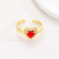 Vue détaillée de la bague coeur ajustable avec pierre rouge et micro-pavé de zircons - Or - Zircon Rouge (NO.3)