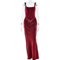 Detailansicht des bordeauxroten Satin-Maxikleides mit Korsett und Taillenraffung - S / Rot