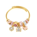 Brazalete de hilo dorado con oso de circonitas y dijes de flores en esmalte rosa - Brazalete Abierto de Acero / Dorado