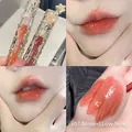 Λεπτομέρεια macro από γυαλιστερό lip glaze στην απόχρωση 03 Almond Melodies - 03# Almond Love (Χρώμα Τσαγιού με Γάλα)