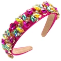 Dettaglio di un cerchietto largo in raso rosa con strass colorati e gemme luccicanti - Rosa Rossa