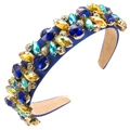 Dettaglio di un cerchietto di lusso con gemme colorate e base in tessuto blu scuro - Blu Reale