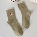 Calze giapponesi a coste color kaki con grazioso orsetto marrone ricamato sul lato - Taglia unica / Verde matcha