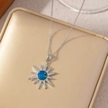 Dettaglio del ciondolo a stella d'argento con smalto blu e cristalli scintillanti - Stile Bagliore di Stella a Sedici Punte / Argento