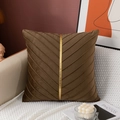 Detailansicht eines braunen Samtkissens mit V-Falten-Design und goldenem Zierband - Nur Kissenbezug / Kaffeebraun