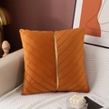 Detail eines orangefarbenen Samtkissenbezugs mit diagonalen Falten und Goldstreifen - Nur Kissenbezug / Orange