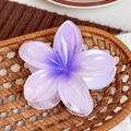 Elegante retro paarse frangipani bloem haarspeld in een gevlochten bruine mand - Paars 8cm