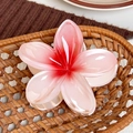Stijlvolle plumeria bloem haarklem met een uniek roze en rood kleurverloop - Rood 8cm