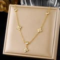 Détail d'un collier pendentif fleur plaqué or exposé sur une boîte à bijoux dorée - Collier Or Élégant Solitaire Zirconia Floral (N4195)