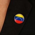 Pin redondo de la bandera de Venezuela en traje negro para variante SKU - Venezuela Flag (Iron)