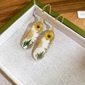 Dettaglio degli orecchini in resina con fiori secchi gialli e bianchi stile pastorale - Monachelle / Bianco-Giallo