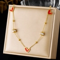 Détail du collier plaqué or avec pendentifs coeur rouge et perles serties de cristaux. - Collier Or Zirconia Marche Cœur Émail Rouge (N4198)
