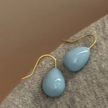 Gros plan détaillé de boucles d'oreilles en verre bleu clair en forme de goutte - Goutte d'Eau Émaillée Haute Brillance Bleu Ciel (27# Tige de boucle d'oreille en argent - Régulier - Or - Bleu)
