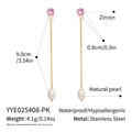Detailweergave van roestvrijstalen oorbellen met roze zirkoon en natuurlijke parels. - Roze Zirconia Lange Kwastje Parel Oorbellen (YYE025408-PK)