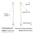 Gedetailleerde weergave van lange zoetwaterparel oorbellen met afmetingen en materiaal - Witte Zirconia Lange Parel Druppeloorbellen (YYE025408-WT)