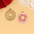 Detailansicht eines rosa Emaille-Donut-Anhängers mit Vorderseite und goldener Rückseite - 6 Dunkelrosa Donut