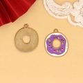 Makroansicht violetter Emaille-Donut-Anhänger mit bunten Streuseln für DIY-Schmuck - 7 Lila Donut