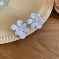 Close-up van elegante bloemknopjes met roze kristallen en een heldere zirkonia in het midden - 57# Geweven Bloem Stijl