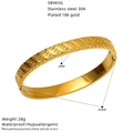 Detailansicht des 18 Karat vergoldeten Edelstahl-Armreifs mit Zirkonia-Inlay und Maßen - Diagonaler Wellenstil (SB965G) / Gold