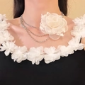 Primo piano della collana choker a più strati con strass e fiore in chiffon bianco - Girocollo Multistrato Fiore Chiffon / Argento-Bianco