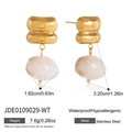 Detailansicht der unregelmäßigen goldenen Edelstahlohrringe mit Marmorperlen - Ozean-Stil Ohrringe (JDE0109029-WT)
