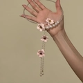 Dettaglio di un girocollo vintage con perle, perline di vetro e nappe floreali in mano - Girocollo Fiori Nappa / Bianco-Rosa