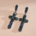 Vue détaillée de boucles d'oreilles en croix avec strass bleus et verts - Noir de Fusil-Vert