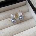 Elegantes pendientes de mariposa vintage franceses con perlas grises en un joyero. - Estilo 17 (Dorado-Gris)