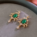 Detail van vintage oorbellen met smaragdgroene druppels en goudkleurige bladvormige kristallen - 42# Zilveren Stift-Goud-Groen-Waterdruppel