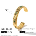 Dettaglio ravvicinato di un bracciale rigido in acciaio inossidabile dorato con pietre - Bracciale Rigido Aperto con Strass Malocchio (NB-B6484) / Oro 18K