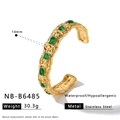 Dettaglio di un bracciale a polsino in acciaio inossidabile dorato con strass verdi - Bracciale con Trama Martellata e Strass Verde (NB-B6485) / Oro 18K