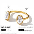 Dettaglio macro di un bracciale aperto in acciaio inossidabile dorato con perle barocche - Bracciale Rigido Aperto con Perla Irregolare (NB-B6473) / Oro 18K