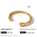 Bracciale rigido in acciaio inossidabile dorato con trama irregolare, largo 6mm - Bracciale Rigido Aperto con Trama Irregolare (NB-B6477) / Oro 18K